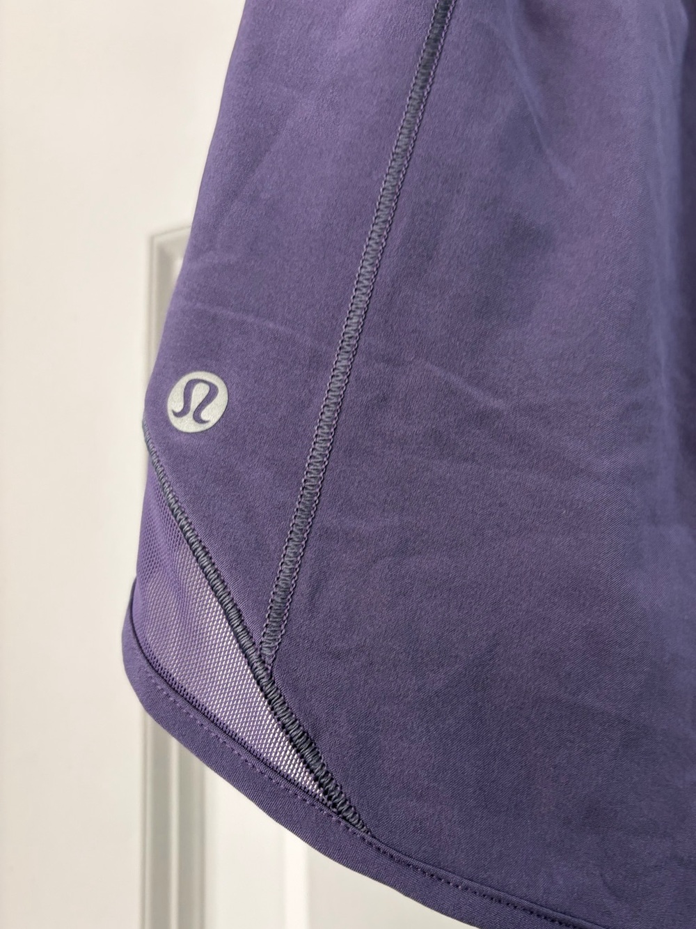 Lululemon hotty hot shorts purple 6 tall - Picture 6 of 9